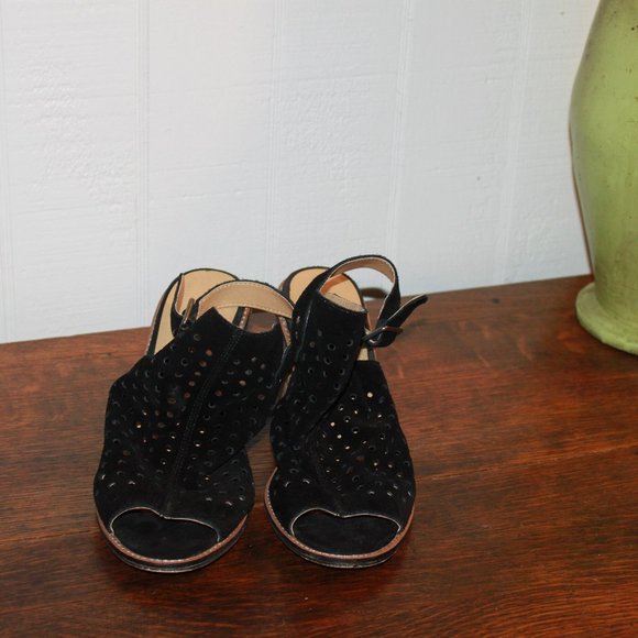 SALE: Chinese Laundry Black Velvet Heels Decorative Top w/ Ankle Strap Size 8.5 - Picture 1 of 7